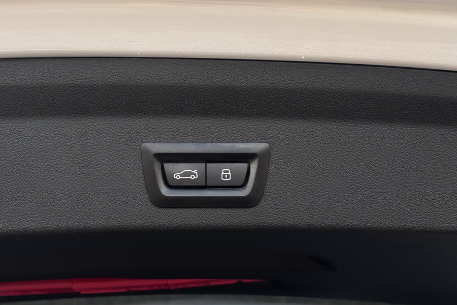 BMW 1-serie 118i M-sport | Panodak | M-Kuipstoelen | M-performance Wheels | Stoel+Stuurverwarming | Comfort Access | Trekhaak