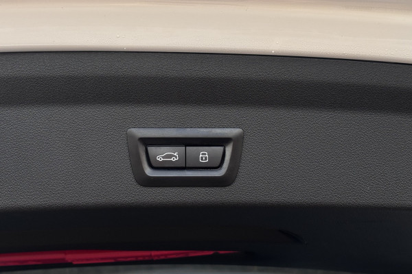 BMW 1-serie 118i M-sport | Panodak | M-Kuipstoelen | M-performance Wheels | Stoel+Stuurverwarming | Comfort Access | Trekhaak