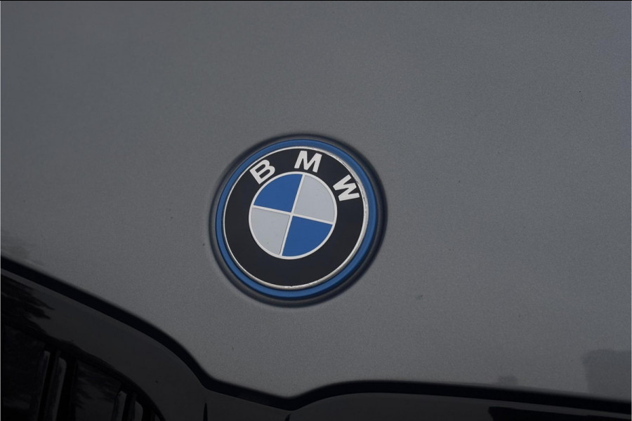 BMW 3 Serie Touring 330e M-sport LCI Widescreen | Camera | Adaptive Cruise | Comfort Access