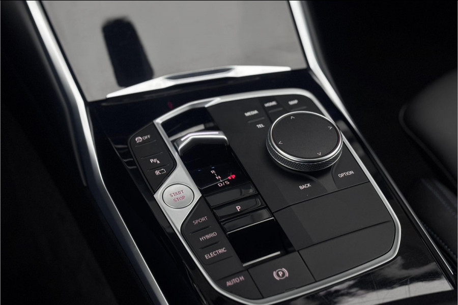 BMW 3 Serie Touring 330e M-sport LCI Widescreen | Camera | Adaptive Cruise | Comfort Access