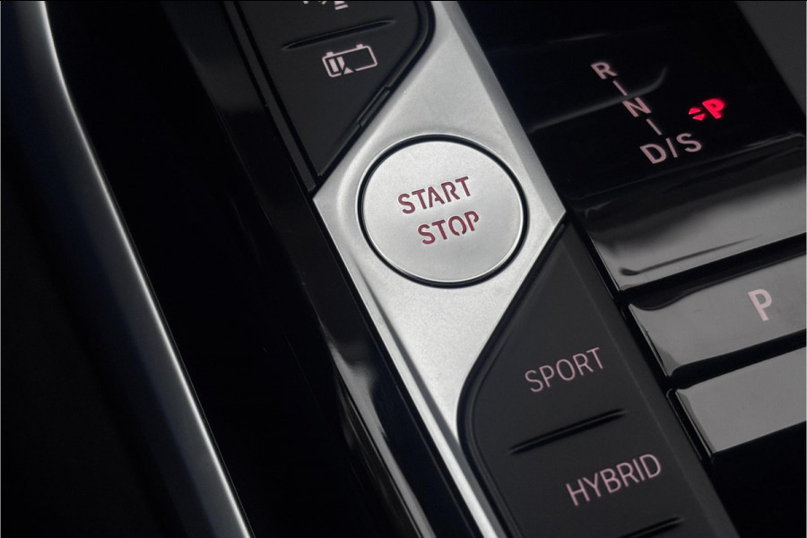 BMW 3 Serie Touring 330e M-sport LCI Widescreen | Camera | Adaptive Cruise | Comfort Access