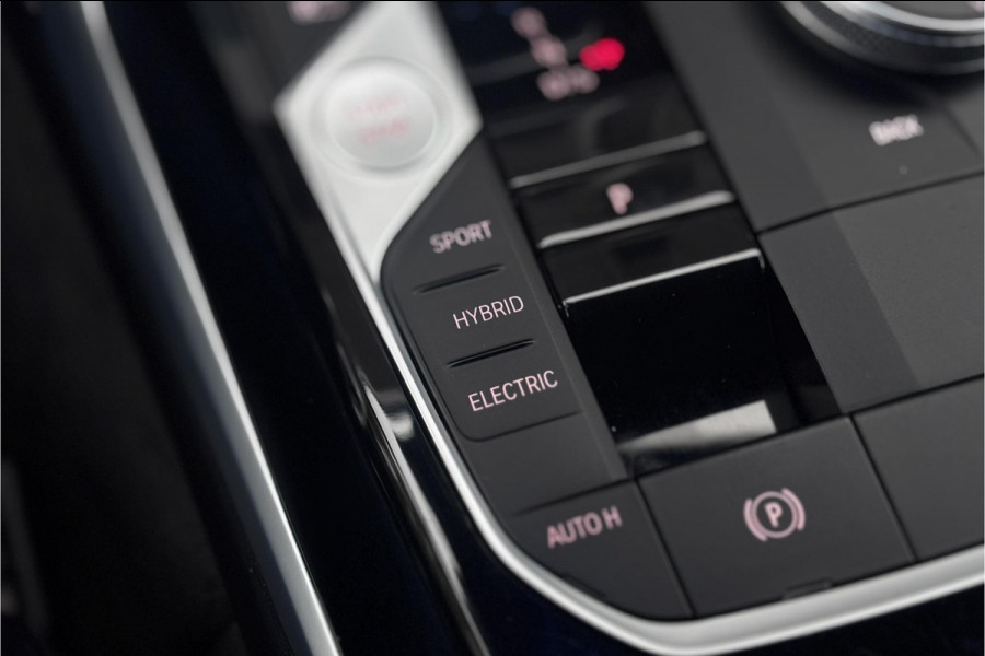 BMW 3 Serie Touring 330e M-sport LCI Widescreen | Camera | Adaptive Cruise | Comfort Access