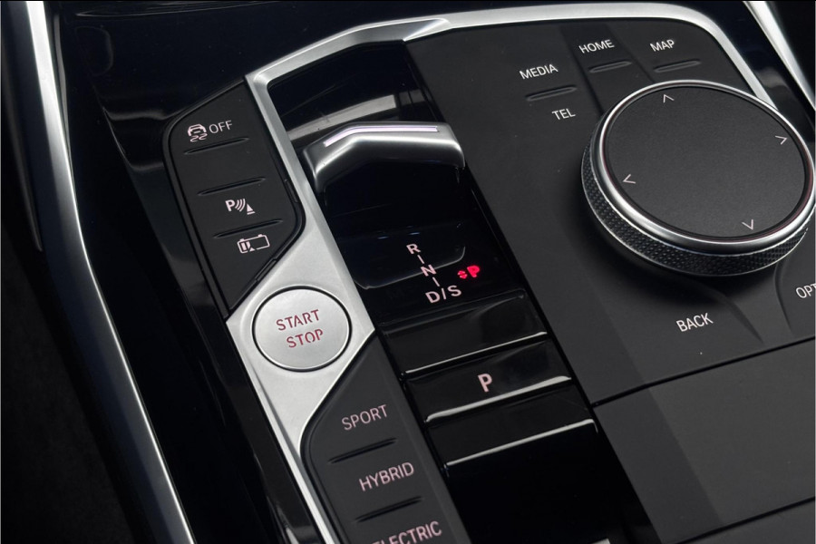 BMW 3 Serie Touring 330e M-sport LCI Widescreen | Camera | Adaptive Cruise | Comfort Access