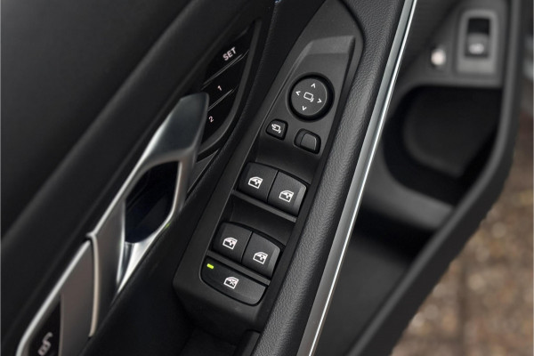 BMW 3 Serie Touring 330e M-sport LCI Widescreen | Camera | Adaptive Cruise | Comfort Access