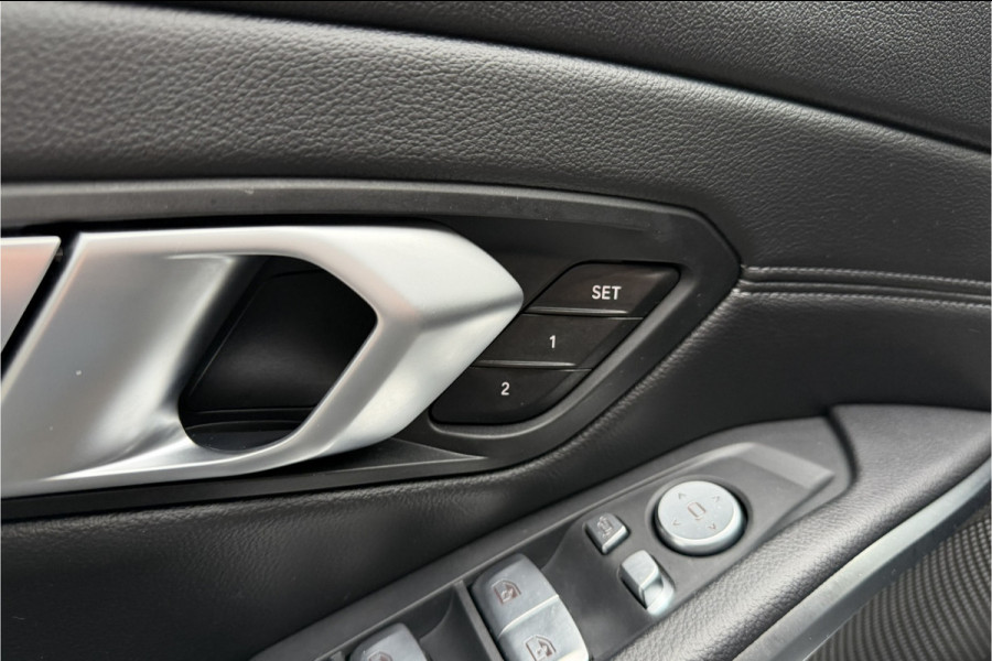 BMW 3 Serie Touring 330e xDrive | Sportleder | Head-Up | Laserlicht | Comfort Access | Memory