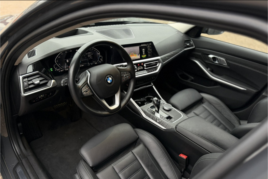 BMW 3 Serie Touring 330e xDrive | Sportleder | Head-Up | Laserlicht | Comfort Access | Memory