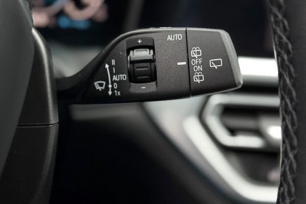 BMW 3 Serie Touring 330e xDrive | Sportleder | Head-Up | Laserlicht | Comfort Access | Memory