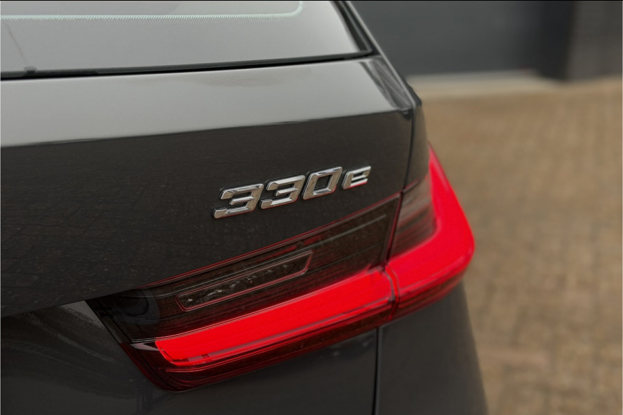 BMW 3 Serie Touring 330e xDrive | Sportleder | Head-Up | Laserlicht | Comfort Access | Memory