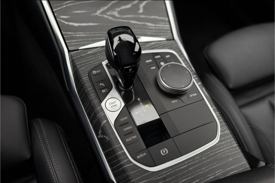 BMW 3 Serie Touring 330e xDrive | Sportleder | Head-Up | Laserlicht | Comfort Access | Memory