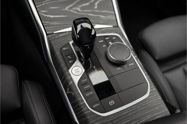 BMW 3 Serie Touring 330e xDrive | Sportleder | Head-Up | Laserlicht | Comfort Access | Memory