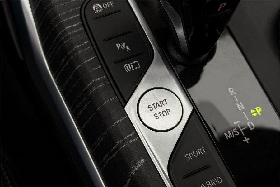 BMW 3 Serie Touring 330e xDrive | Sportleder | Head-Up | Laserlicht | Comfort Access | Memory