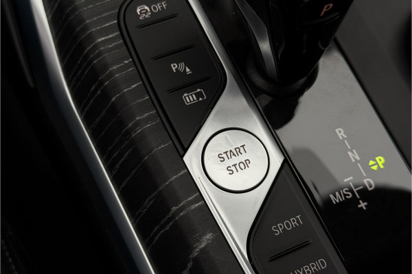 BMW 3 Serie Touring 330e xDrive | Sportleder | Head-Up | Laserlicht | Comfort Access | Memory