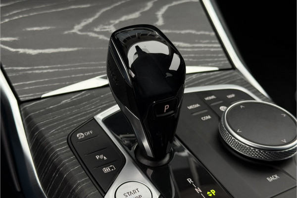 BMW 3 Serie Touring 330e xDrive | Sportleder | Head-Up | Laserlicht | Comfort Access | Memory