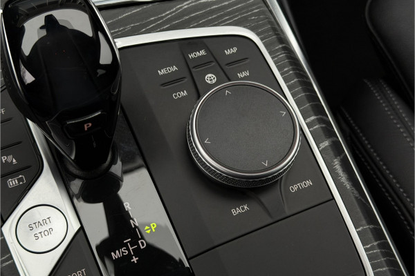 BMW 3 Serie Touring 330e xDrive | Sportleder | Head-Up | Laserlicht | Comfort Access | Memory