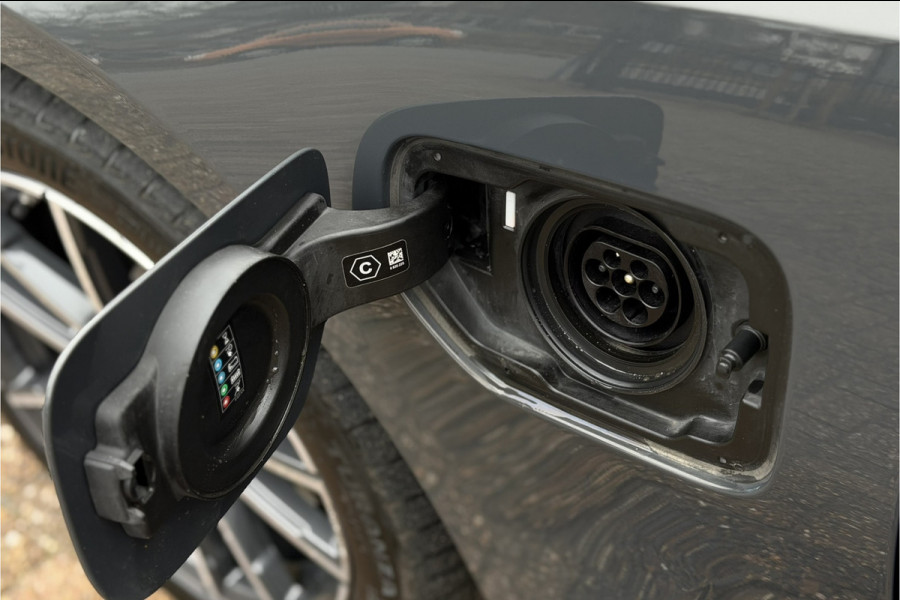 BMW 3 Serie Touring 330e xDrive | Sportleder | Head-Up | Laserlicht | Comfort Access | Memory