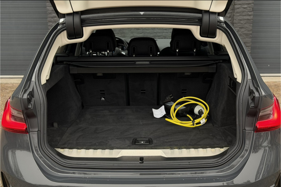 BMW 3 Serie Touring 330e xDrive | Sportleder | Head-Up | Laserlicht | Comfort Access | Memory