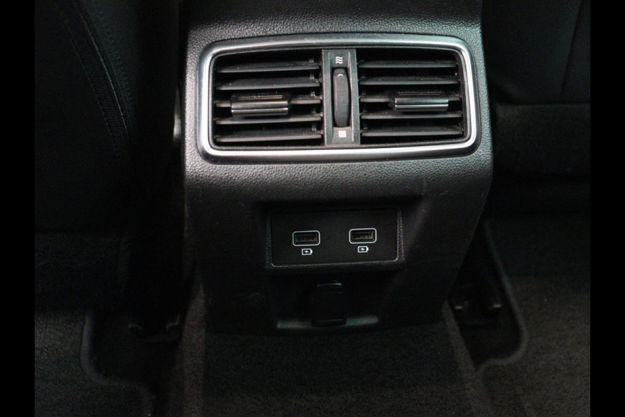 Renault Mégane 1.3 TCe Business Edition One | Leder | Stoelverwarming | Trekhaak | Camera | Carplay | Navigatie | Keyless | Park Assist | Full LED | Stuurverwarming | Bluetooth | Cruise control | Climate control