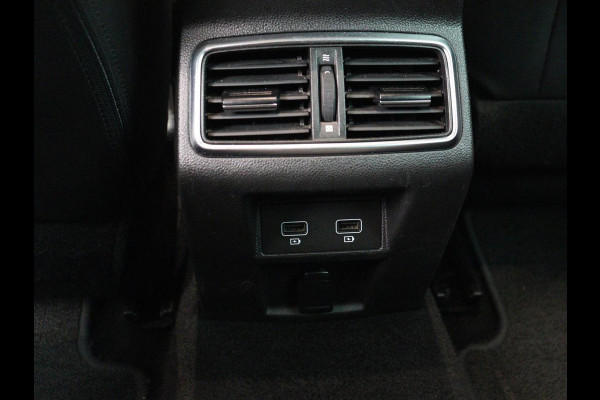 Renault Mégane 1.3 TCe Business Edition One | Leder | Stoelverwarming | Trekhaak | Camera | Carplay | Navigatie | Keyless | Park Assist | Full LED | Stuurverwarming | Bluetooth | Cruise control | Climate control