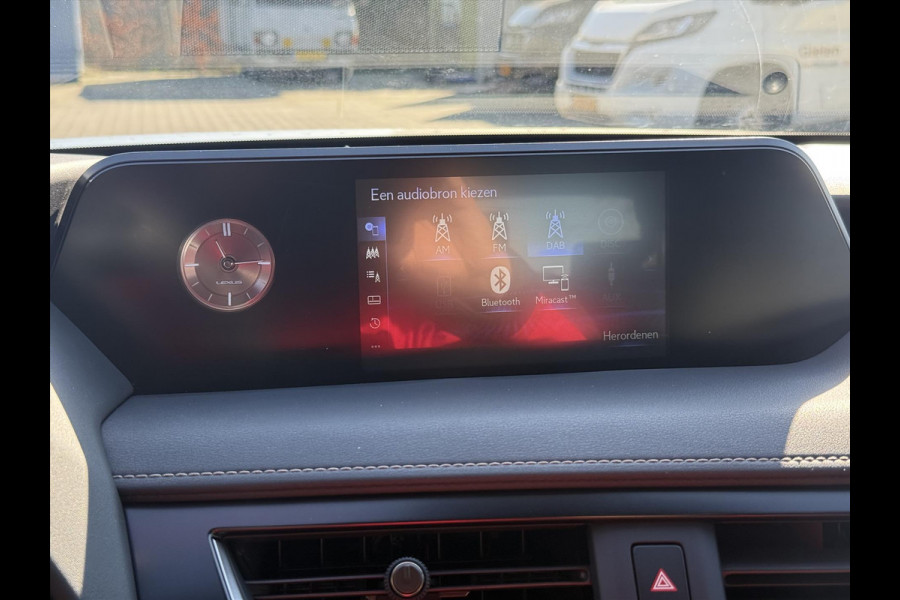 Lexus UX 250h 184pk Luxury Line | Stoel + Stuurverwarming, Parkeersensoren, Keyless, DAB, Adaptive cruise control
