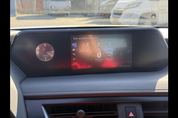 Lexus UX 250h 184pk Luxury Line | Stoel + Stuurverwarming, Parkeersensoren, Keyless, DAB, Adaptive cruise control