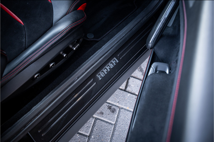 Ferrari GTC4Lusso 6.3 V12 - 4-zits l Lift l Passanger Display l Carbon l Panorama