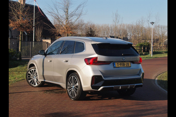 BMW iX1 xDrive30 Launch Edition 67 kWh | M-Pakket | Harman Kardon | Sfeerverlichting | Camera | Apple Carplay | NL-Auto |