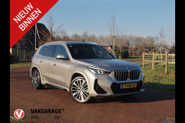 BMW iX1 xDrive30 Launch Edition 67 kWh | M-Pakket | Harman Kardon | Sfeerverlichting | Camera | Apple Carplay | NL-Auto |