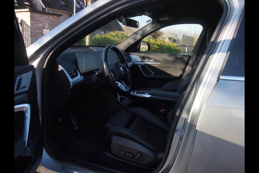 BMW iX1 xDrive30 Launch Edition 67 kWh | M-Pakket | Harman Kardon | Sfeerverlichting | Camera | Apple Carplay | NL-Auto |