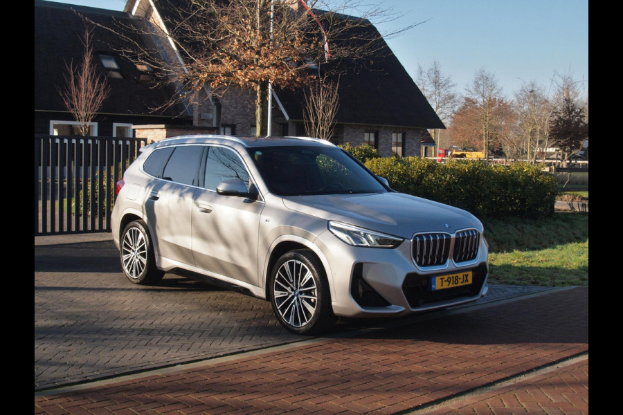 BMW iX1 xDrive30 Launch Edition 67 kWh | M-Pakket | Harman Kardon | Sfeerverlichting | Camera | Apple Carplay | NL-Auto |