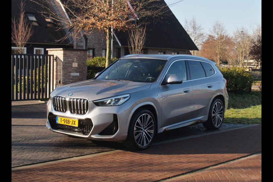 BMW iX1 xDrive30 Launch Edition 67 kWh | M-Pakket | Harman Kardon | Sfeerverlichting | Camera | Apple Carplay | NL-Auto |