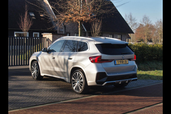 BMW iX1 xDrive30 Launch Edition 67 kWh | M-Pakket | Harman Kardon | Sfeerverlichting | Camera | Apple Carplay | NL-Auto |