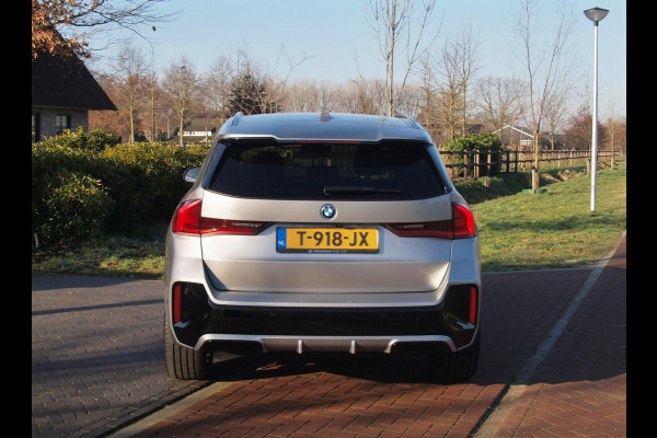 BMW iX1 xDrive30 Launch Edition 67 kWh | M-Pakket | Harman Kardon | Sfeerverlichting | Camera | Apple Carplay | NL-Auto |