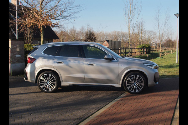 BMW iX1 xDrive30 Launch Edition 67 kWh | M-Pakket | Harman Kardon | Sfeerverlichting | Camera | Apple Carplay | NL-Auto |
