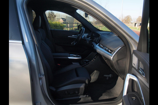 BMW iX1 xDrive30 Launch Edition 67 kWh | M-Pakket | Harman Kardon | Sfeerverlichting | Camera | Apple Carplay | NL-Auto |