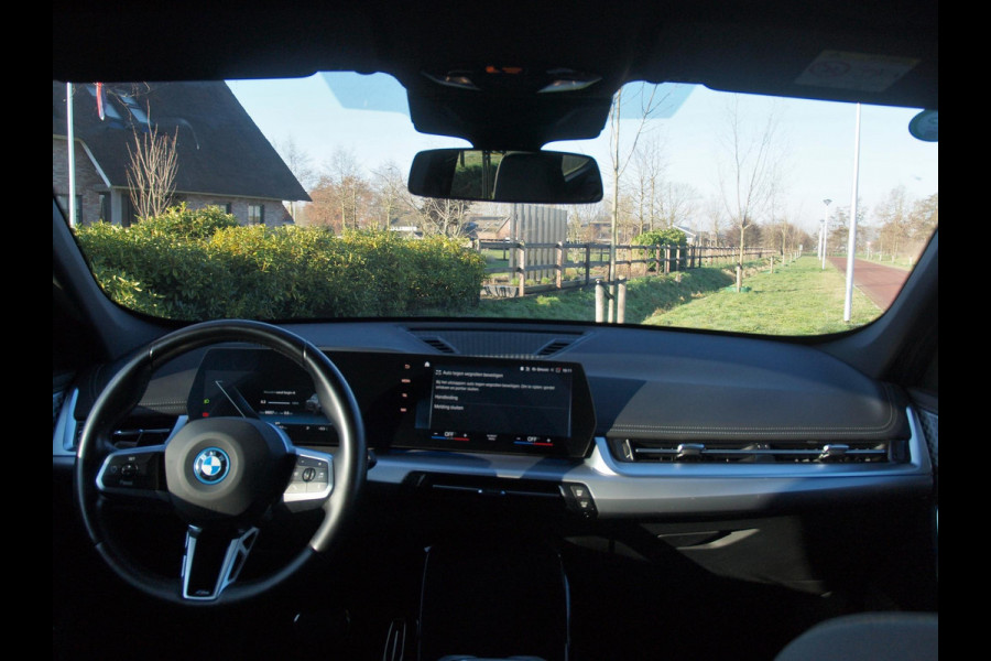 BMW iX1 xDrive30 Launch Edition 67 kWh | M-Pakket | Harman Kardon | Sfeerverlichting | Camera | Apple Carplay | NL-Auto |