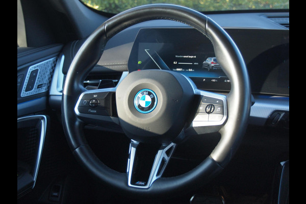 BMW iX1 xDrive30 Launch Edition 67 kWh | M-Pakket | Harman Kardon | Sfeerverlichting | Camera | Apple Carplay | NL-Auto |