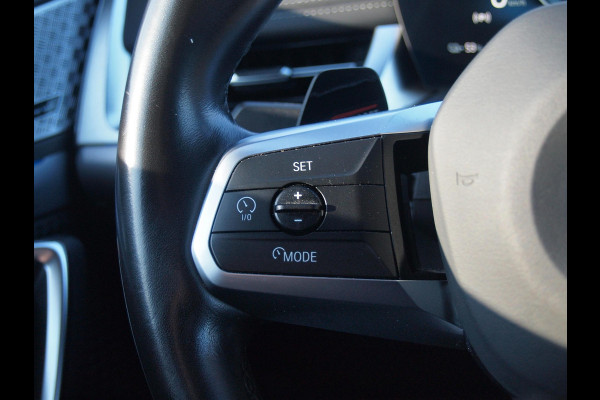 BMW iX1 xDrive30 Launch Edition 67 kWh | M-Pakket | Harman Kardon | Sfeerverlichting | Camera | Apple Carplay | NL-Auto |