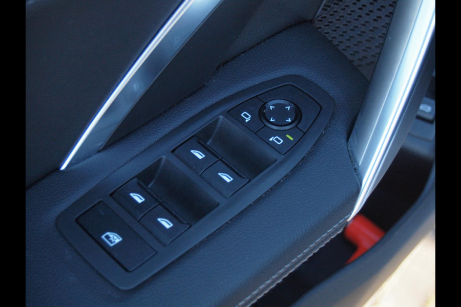 BMW iX1 xDrive30 Launch Edition 67 kWh | M-Pakket | Harman Kardon | Sfeerverlichting | Camera | Apple Carplay | NL-Auto |