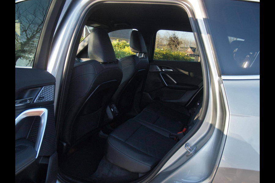 BMW iX1 xDrive30 Launch Edition 67 kWh | M-Pakket | Harman Kardon | Sfeerverlichting | Camera | Apple Carplay | NL-Auto |