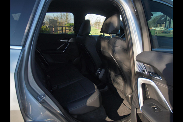 BMW iX1 xDrive30 Launch Edition 67 kWh | M-Pakket | Harman Kardon | Sfeerverlichting | Camera | Apple Carplay | NL-Auto |