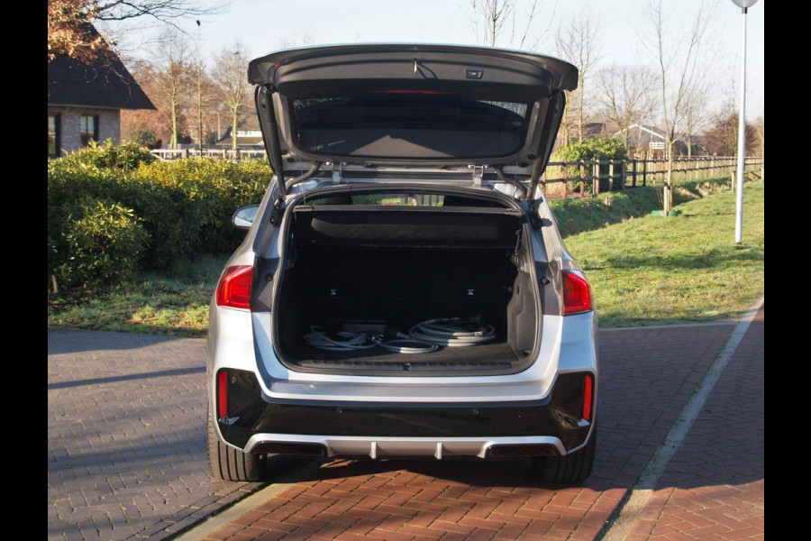 BMW iX1 xDrive30 Launch Edition 67 kWh | M-Pakket | Harman Kardon | Sfeerverlichting | Camera | Apple Carplay | NL-Auto |