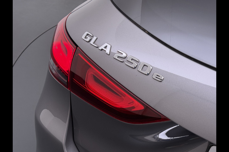 Mercedes-Benz GLA 250e Luxury // Trekhaak // Carplay // Camera // Sfeerverlichting // Widescreen Dashbord