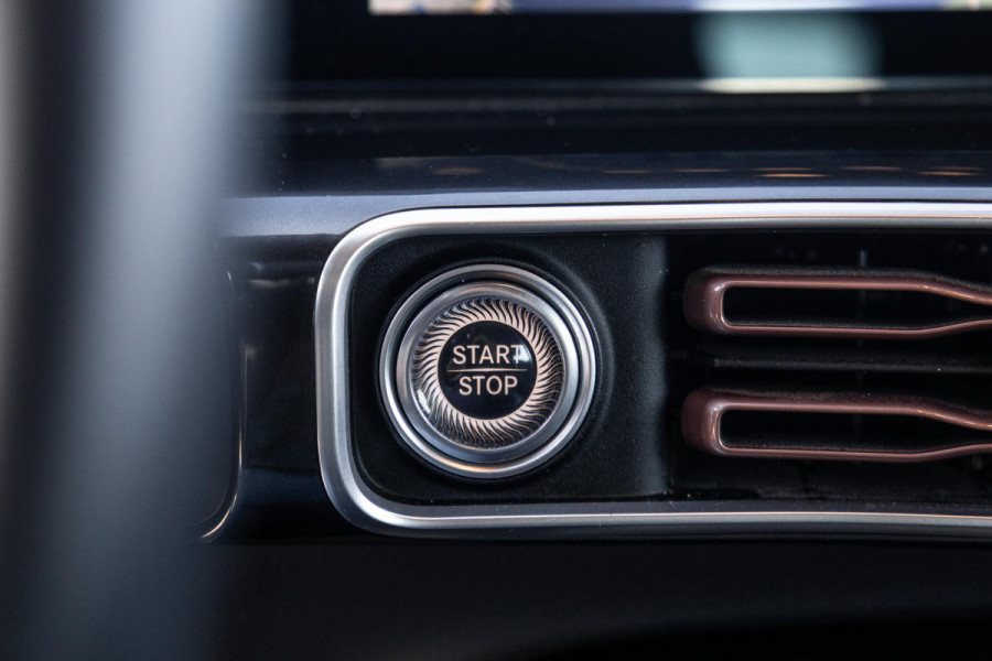 Mercedes-Benz EQC 400 4MATIC Luxury Line 80 kWh CAMERA / MEMMORY / STOELVERWARMING / LEER / DEALER ONDERHOUDEN