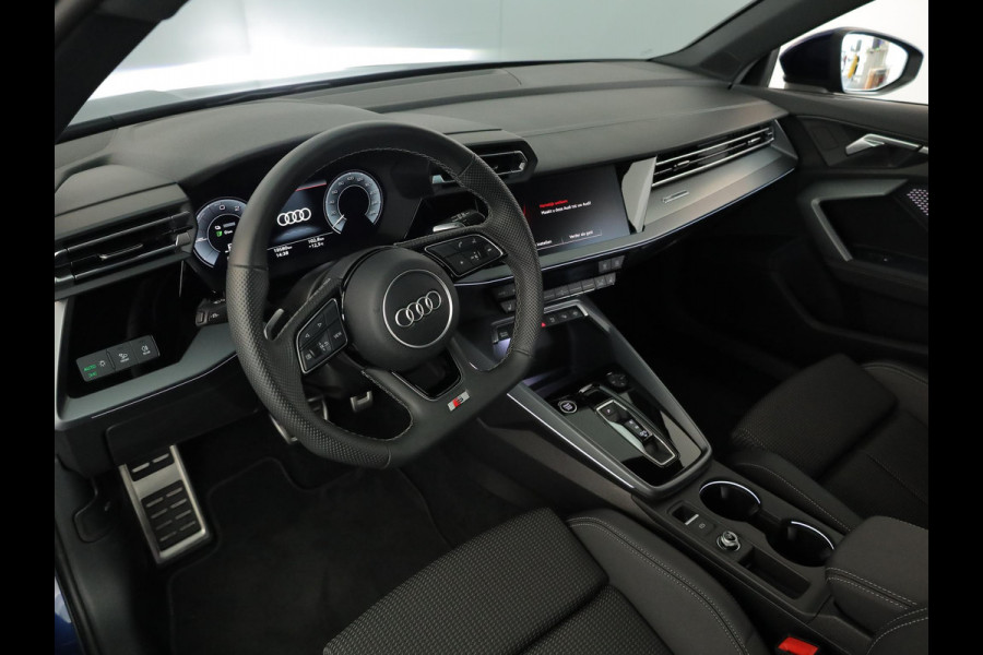 Audi A3 Sportback 40 TFSI e S edition 240 pk S-tronic | Verlengde garantie | Navigatie | Parkeersensoren (Park assist) | Achteruitrijcamera | Stoelverwarming | S-Line |