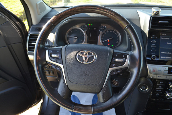 Toyota Land Cruiser 150 2.8 D-4D-F Executive Window Van