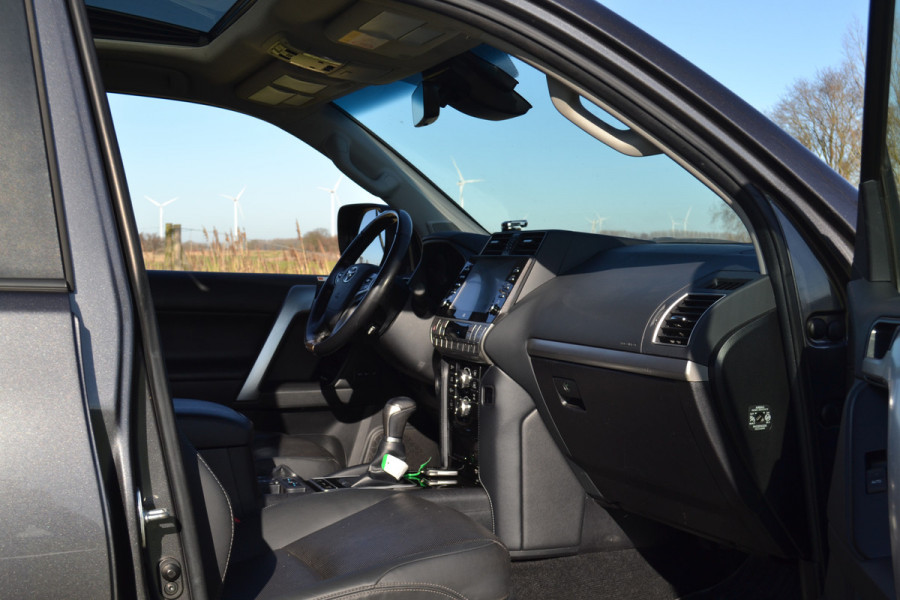 Toyota Land Cruiser 150 2.8 D-4D-F Executive Window Van