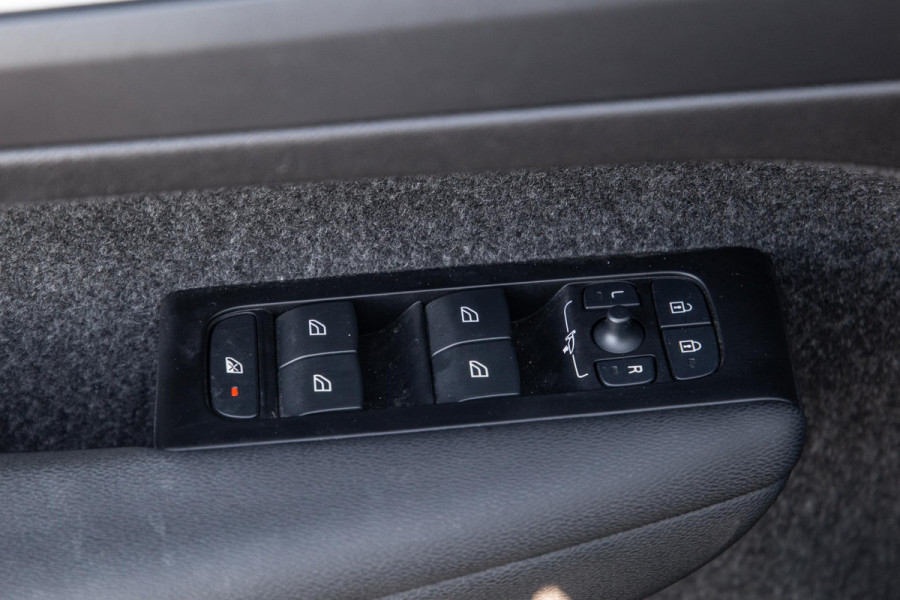 Volvo XC40 1.5 T4 Recharge Inscription CARPLAY / CRUISE CONTROLE / DEALER ONDERHOUDEN / CAMERA