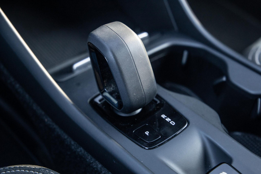 Volvo XC40 1.5 T4 Recharge Inscription CARPLAY / CRUISE CONTROLE / DEALER ONDERHOUDEN / CAMERA