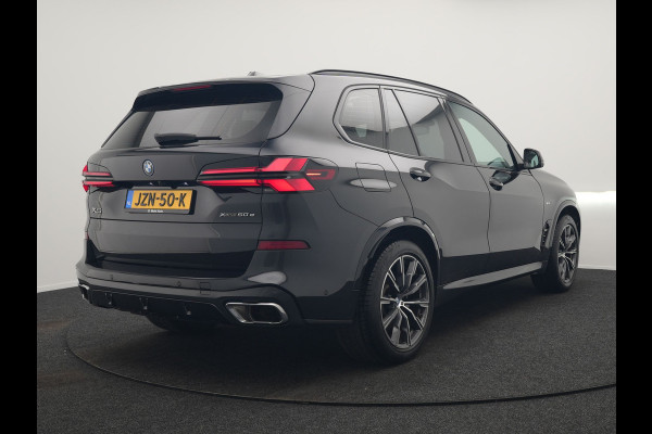 BMW X5 xDrive50e M Sport PHEV 490pk Dealer O.H. | Panodak | Luchtvering | Adaptive Cruise | Head Up | 360 Camera | Harman / Kardon | Lederen Sportstoelen Memory & Verwarmd | Sfeerverlichting | Apple Carplay | Keyless | Blis | 20"L.M | Plug