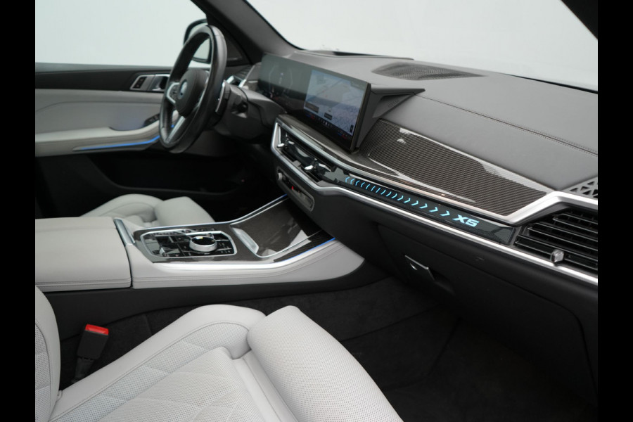 BMW X5 xDrive50e M Sport PHEV 490pk Dealer O.H. | Panodak | Luchtvering | Adaptive Cruise | Head Up | 360 Camera | Harman / Kardon | Lederen Sportstoelen Memory & Verwarmd | Sfeerverlichting | Apple Carplay | Keyless | Blis | 20"L.M | Plug